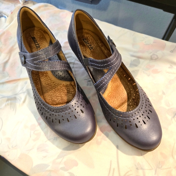 Earth Women's Mary Jane's - Metallic Purple - Picture 1 of 5